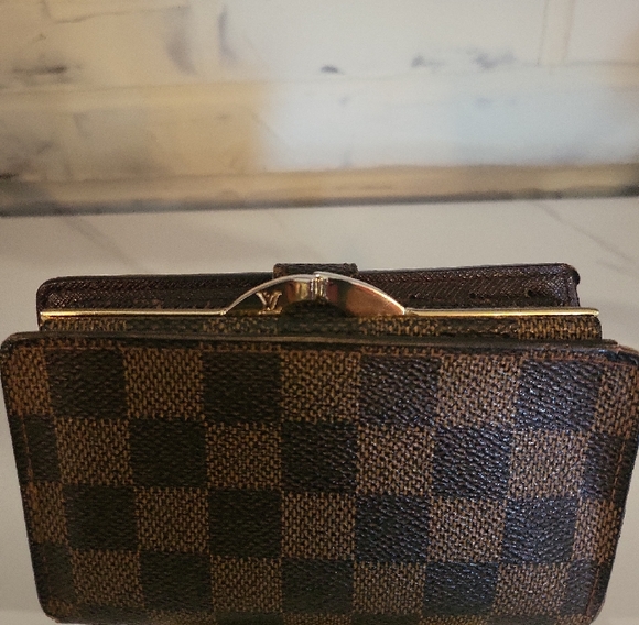 Louis Vuitton Kiss Lock Damier Wallet - Picture 3 of 12
